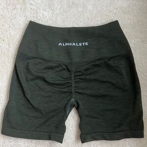 Alphalete amplify green 4.5in shorts, S